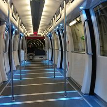 ゲートEへは電車で移動