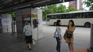 ザルツブルク中央駅を出ると、目の前にバスターミナルがあります。