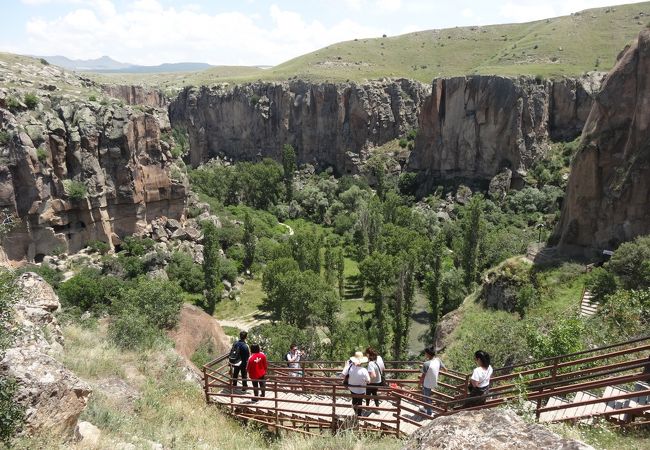 自然がつくった絶景！川ぞいの渓谷を散策。川床カフェも！