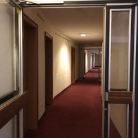 エレベーターを降りて客室までの廊下、途中にトイレシャワーあり