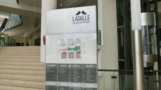 大学とは思えない建物です