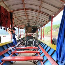 遊覧船の内部。ローカルな音楽を掛けてくれてのんびり出来る