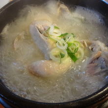 参鶏湯はアツアツで美味しかったです。