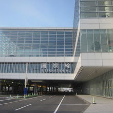 南千歳駅方面から歩くと、国際線Tの方がちょっとだけ近いです