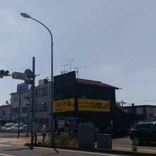 店外は日を遮るものが無いので暑いです。