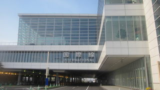 早朝は国際線ターミナルの方が若干先に開館します