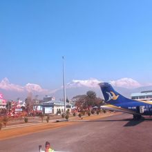 飛行機に乗ってからも見えるヒマラヤの峰々