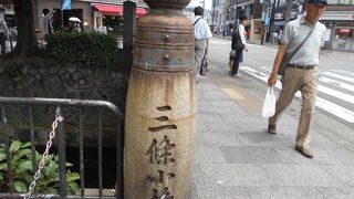 思わず見逃してしまいそうですが