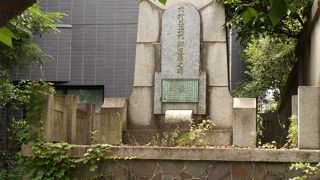 高瀬川沿いに碑があります