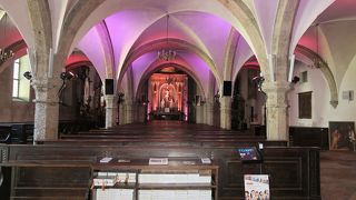 不思議な雰囲気の教会です。