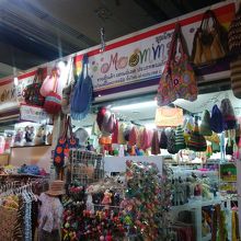 手芸用品店もあり