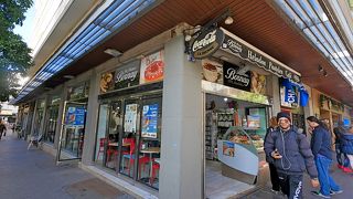 食べ物屋が多いが簡単に食べるのならCafe La Ibenseもよい