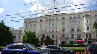 広場の周りをトラムやバスが走る大通りが取り囲んでいます。