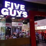 「FIVE GUYS」というハンバーガー屋さんのテラス席から眺められました。気軽に食事しながら楽しめると思います。