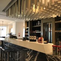 レストランの入口。奥のテーブル席からは湖が見える。