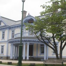 「ウルトラマリン・ブルー」がおしゃれな外観です！