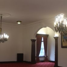 漆(うるし)で仕上げられた「シャンデリア照明」