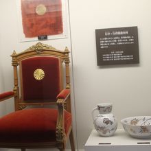 皇室ゆかりの椅子や菊の御門入りの調度品を鑑賞！