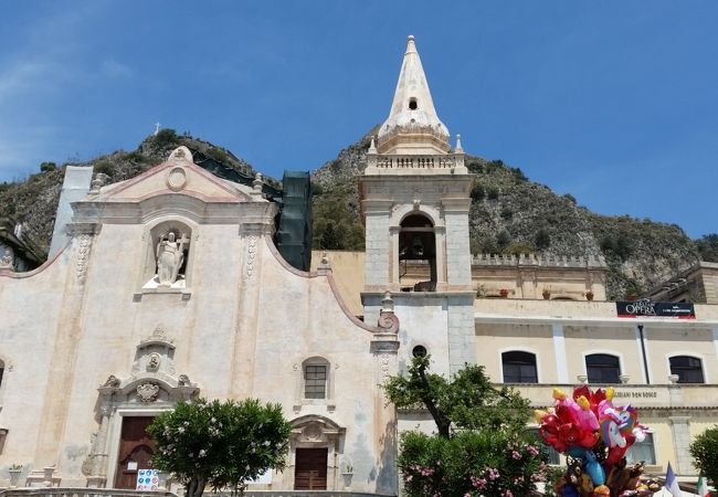 青い空と白っぽい教会が絵になります