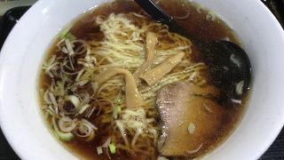 創業43年銀座で300円ラーメン、自家製縮れ麺の三吉