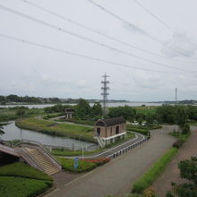 利根川で採水され、ここで江戸川方面と手賀沼方面に分流します