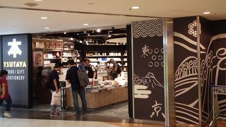 成田空港最大級の書店