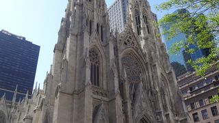 窓のステンドグラスも綺麗