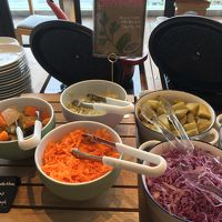 フレッシュな野菜やマリネも。