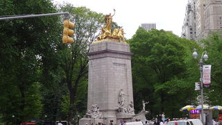 コロンバスサークルの中央にはコロンブスの記念碑