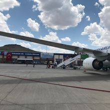 広い高原のようなところにある小さな空港。トルコ航空は快適。