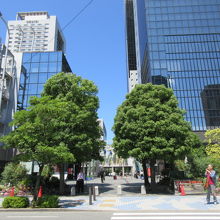 右が梅田スカイビル、上左の白いのがウエスティンホテル