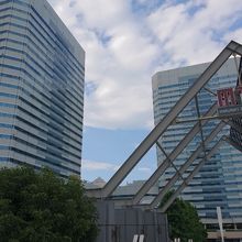 陸橋から。テクノガーデンの2階部分に辿り着けます。