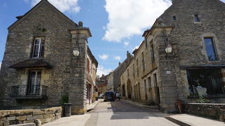 【ヴェズレー】小高い丘に築かれた巡礼路の起点！