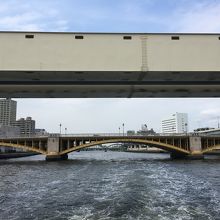 橋の下を通ります。