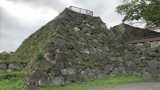 多くの石垣が残る見ごたえのある城跡