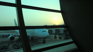 深夜の賑わう空港