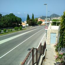 階段を下ったら前方の横断歩道を渡り、どんどん下る。