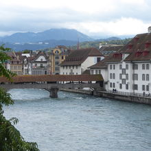 右側の大きな建物が自然博物館