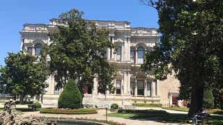 海辺に建つオスマン夏の離宮。アブデュルハミト２世が晩年を過ごした場所。