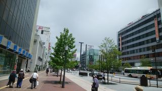 駅から姫路城への気分を盛り上げてくれる道