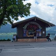 東のはずれ，駐車場のところにあります。ここからの湖の眺めもきれいです。パンフレットとがおいてあります。