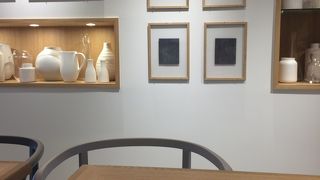 喧騒から離れた居心地の良いカフェ