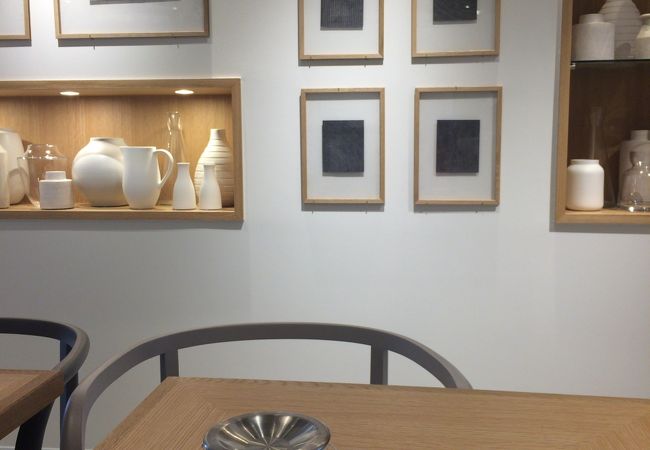 喧騒から離れた居心地の良いカフェ