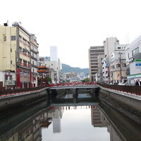 川沿いのファミマがあるビル。橋を渡ったところはもう中華街