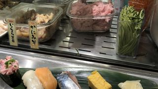 品川駅構内で寿司。