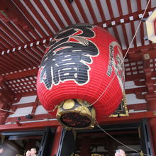 本堂正面に掛かる大提灯