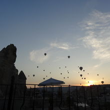 洞窟ホテルから見える早朝の気球