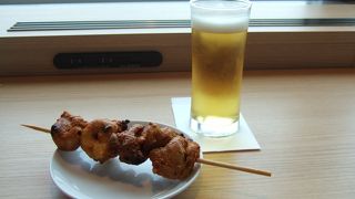 空港フードコートのインド料理