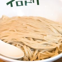 平打ち麺のアップ画像です