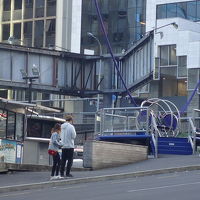 逆バンジーの前のホテルです